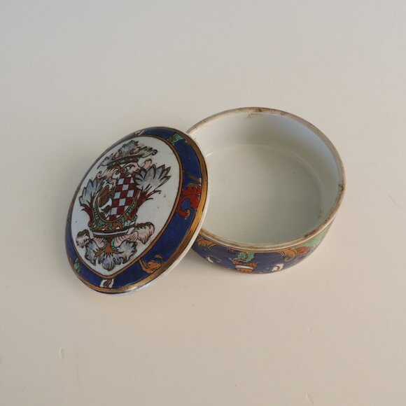 Round Hand-Painted Chinese Export Box With Lid Depicting a Coat-Of-Arms - Picture 3 of 4